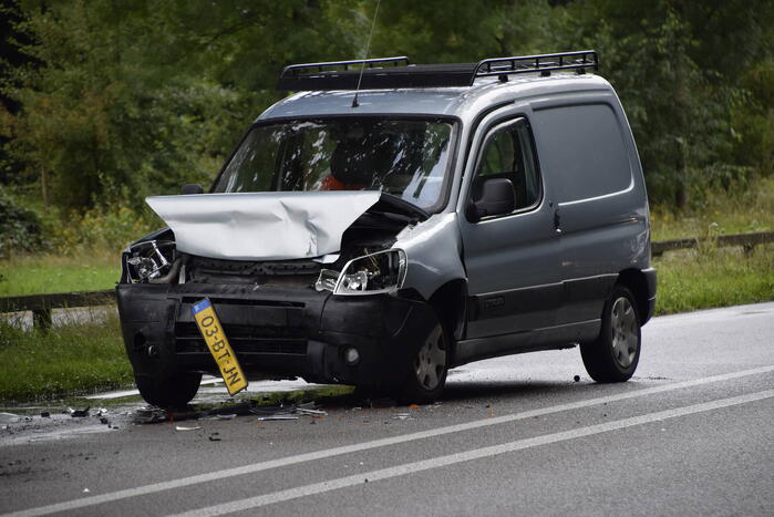Veel schade na ongeval met bestelbus