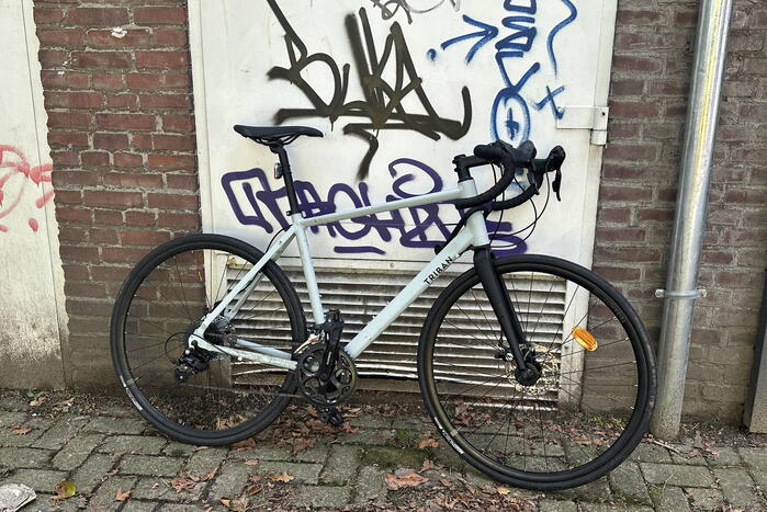 Wielrenner aangereden door bestelbus