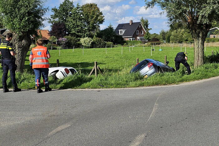 Twee auto's in de sloot na ongeval