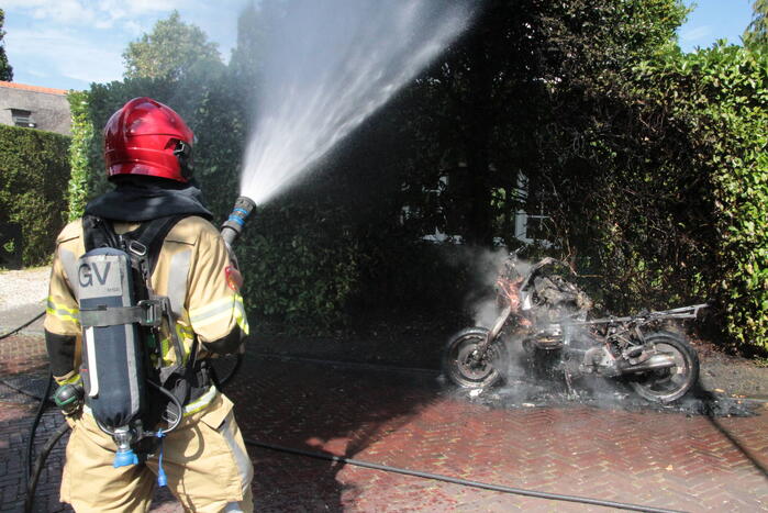 Motor vat vlam tijdens het rijden