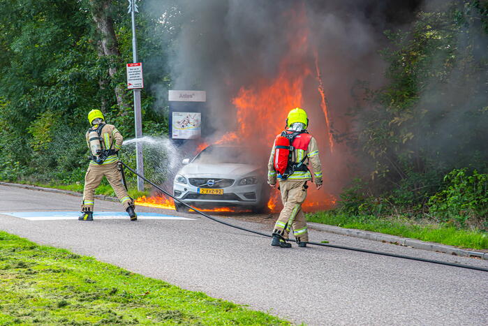 Auto rijdend in brand gevlogen