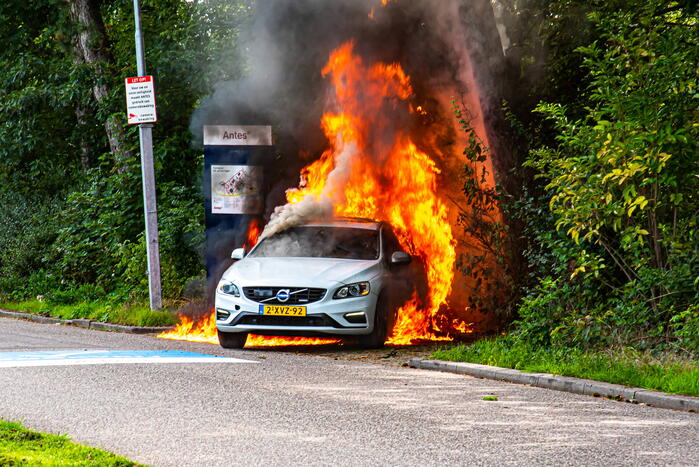 Auto rijdend in brand gevlogen