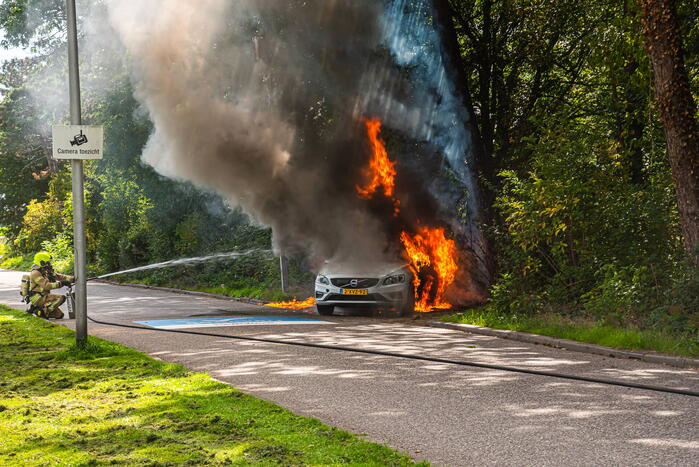 Auto rijdend in brand gevlogen