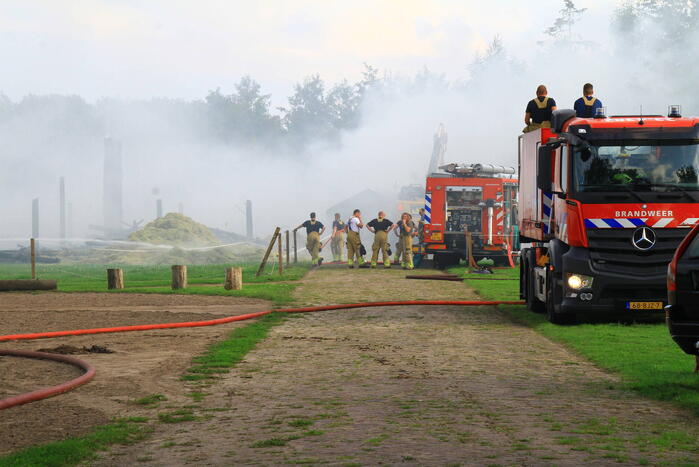 Schuur met hooibalen en gereedschap in brand