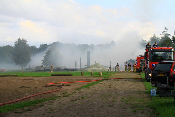 Schuur met hooibalen en gereedschap in brand