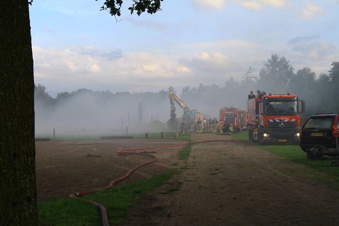 Schuur met hooibalen en gereedschap in brand