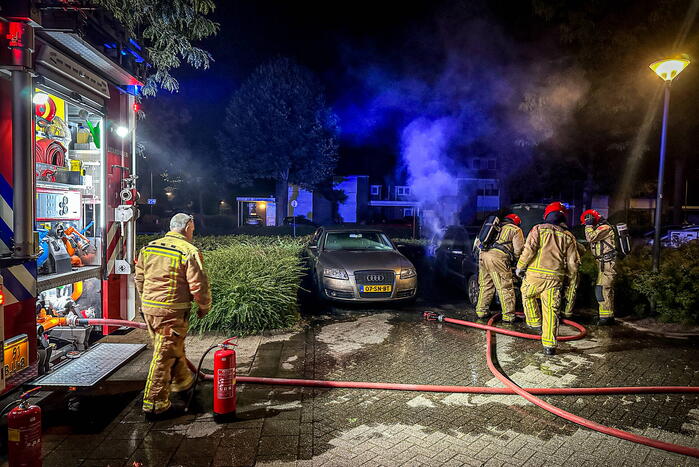 Voertuig brandt uit op parkeerplaats