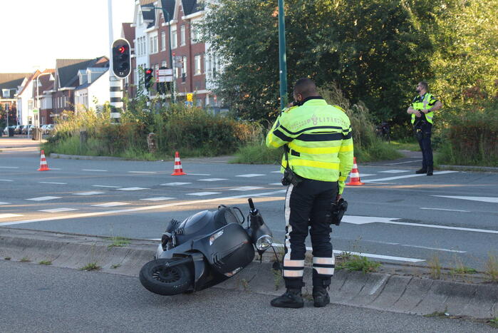 Scooterrijder ernstig gewond na frontale aanrijding