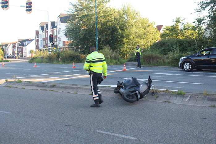 Scooterrijder ernstig gewond na frontale aanrijding