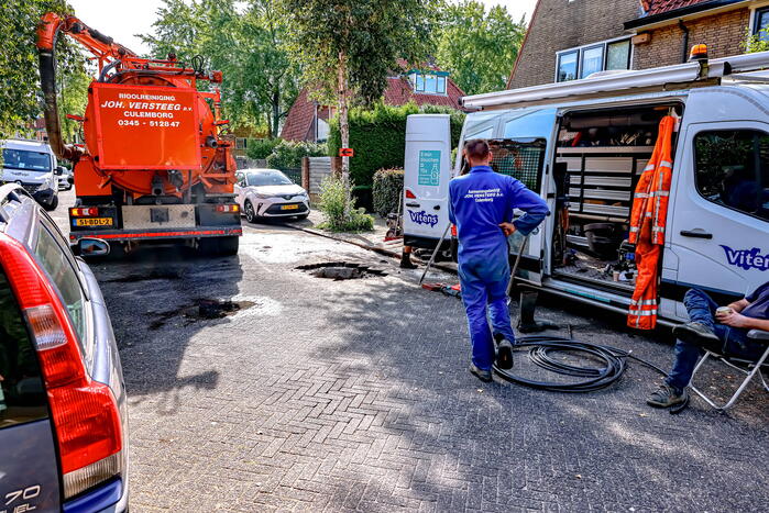 Straat afgezet door waterlekkage