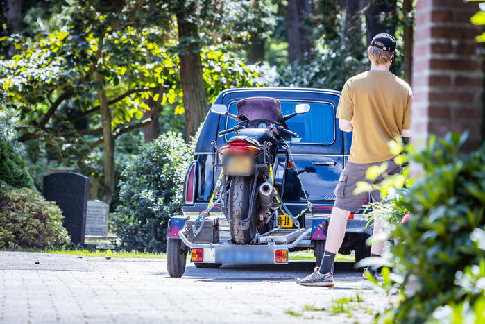 Filmopnames jeugdserie 'Hein' op begraafplaats