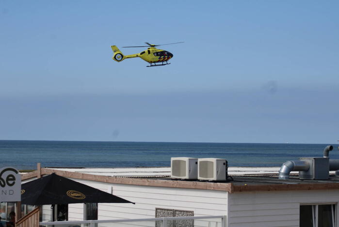 Veel bekijks bij landing traumahelikopter op strand