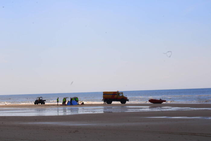 Veel bekijks bij landing traumahelikopter op strand