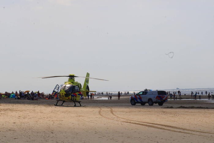 Veel bekijks bij landing traumahelikopter op strand