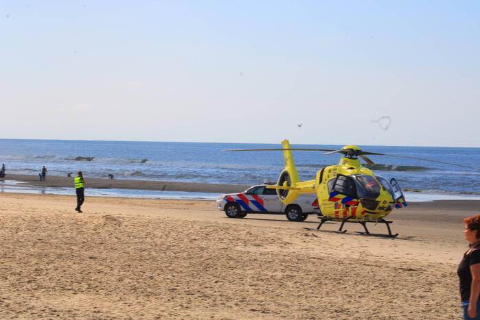 Veel bekijks bij landing traumahelikopter op strand