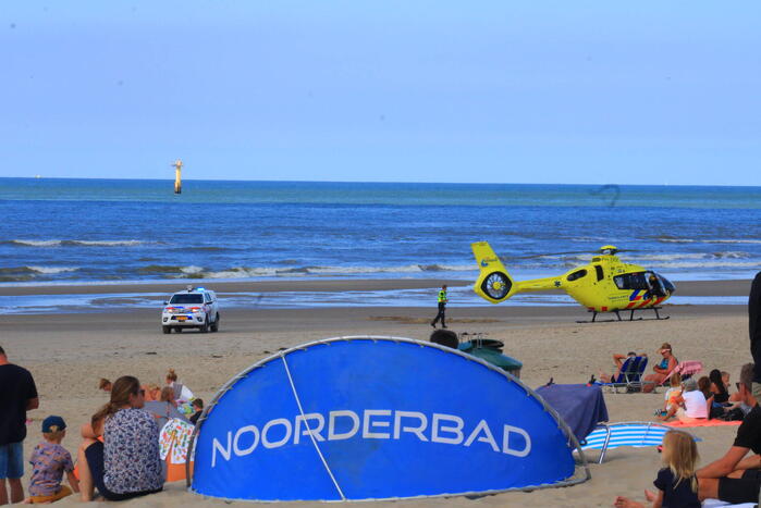 Veel bekijks bij landing traumahelikopter op strand