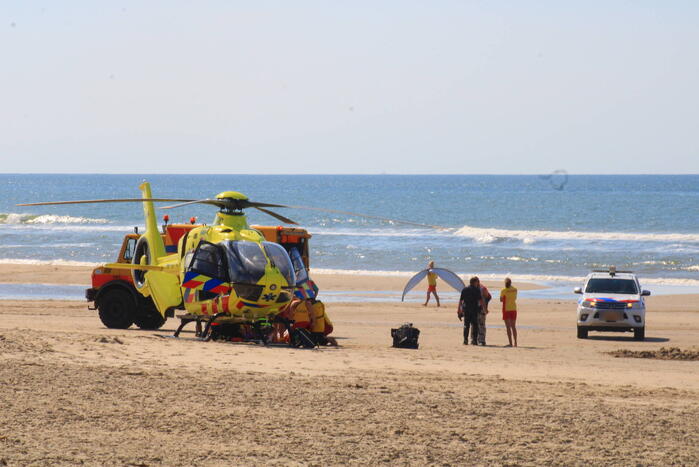 Veel bekijks bij landing traumahelikopter op strand