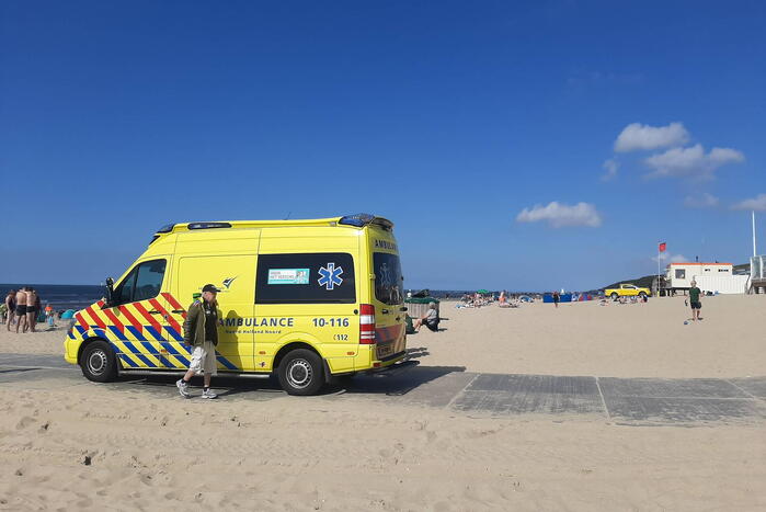 Veel bekijks bij landing traumahelikopter op strand