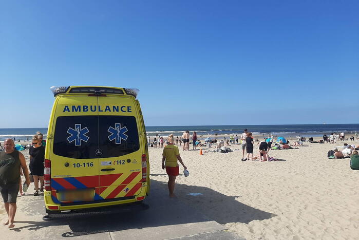 Veel bekijks bij landing traumahelikopter op strand