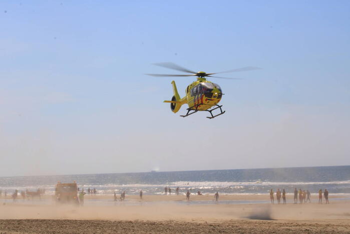 Veel bekijks bij landing traumahelikopter op strand