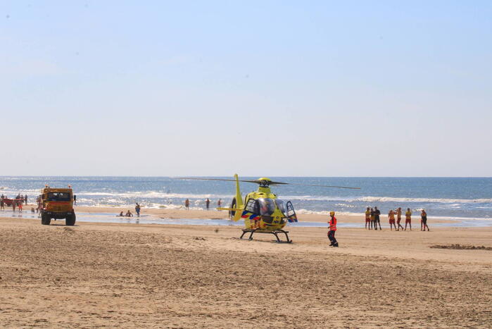 Veel bekijks bij landing traumahelikopter op strand