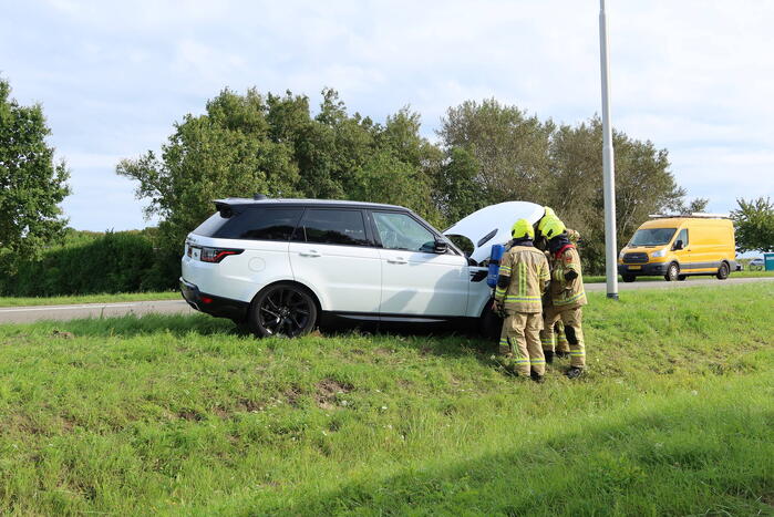 Vlammen onder motorkap van rijdende Range Rover