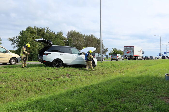 Vlammen onder motorkap van rijdende Range Rover