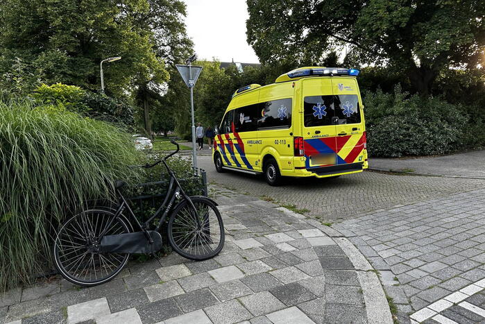 Afslaande auto komt in botsing met fietser