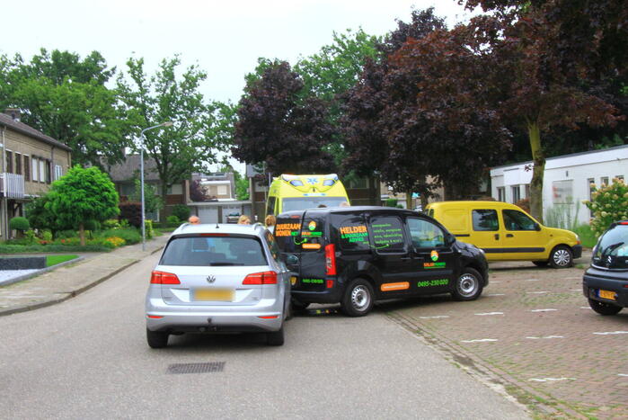 Automobilist botst op achteruitrijdende bestelwagen