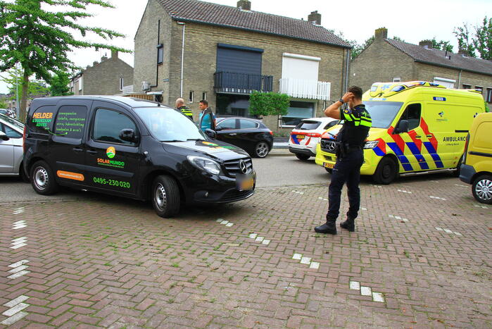 Automobilist botst op achteruitrijdende bestelwagen