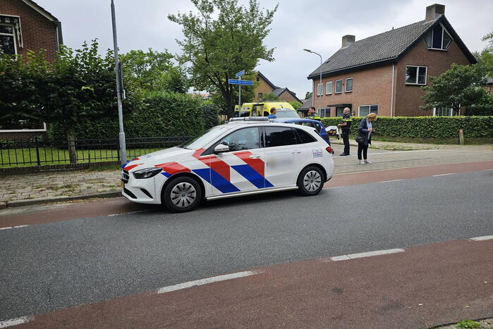 Oudere vrouw gewond na val met fiets