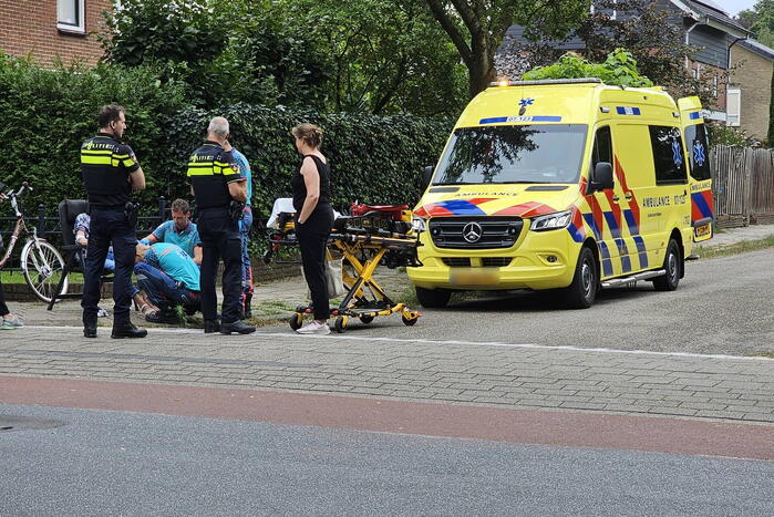 Oudere vrouw gewond na val met fiets