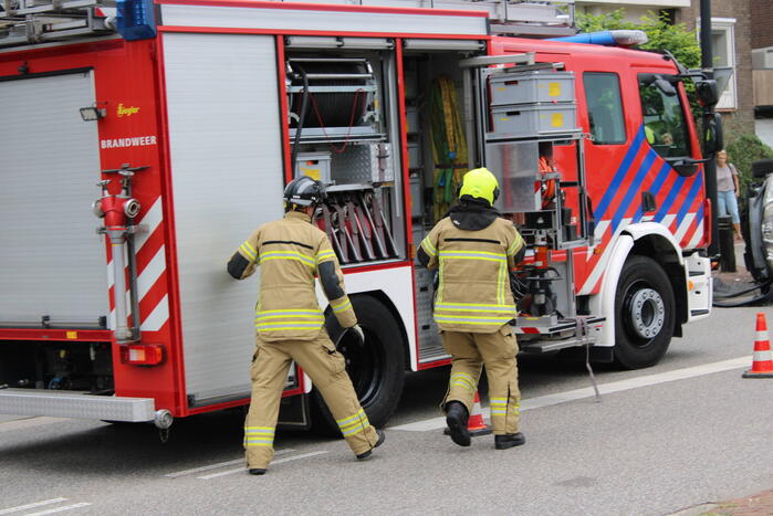 Brandweer bevrijdt bestuurder uit auto