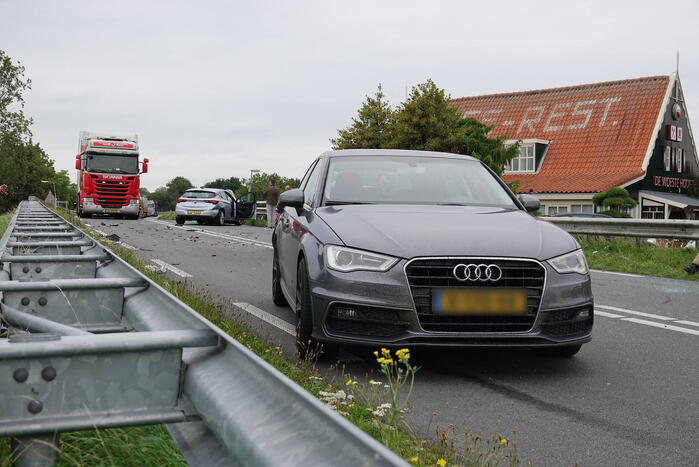 Veel schade bij botsing op provincialeweg