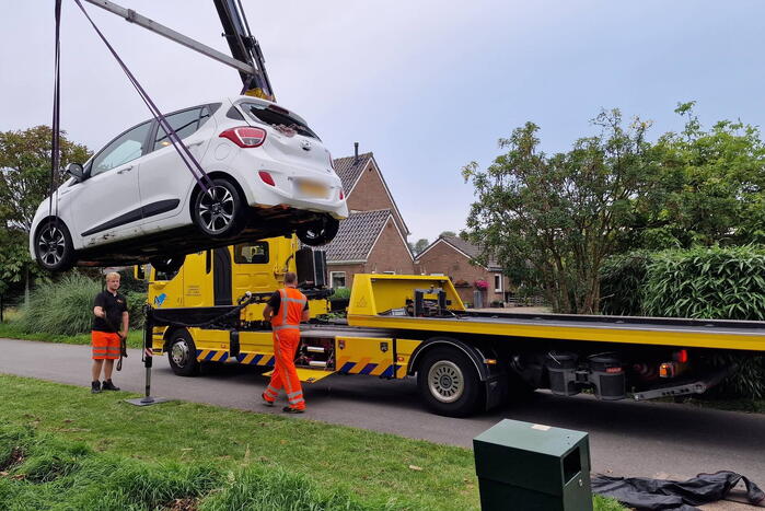 Auto rijdt achteruit de sloot in