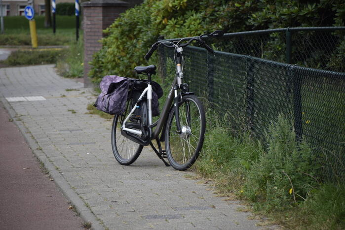 Overstekend fietser ziet auto over het hoofd