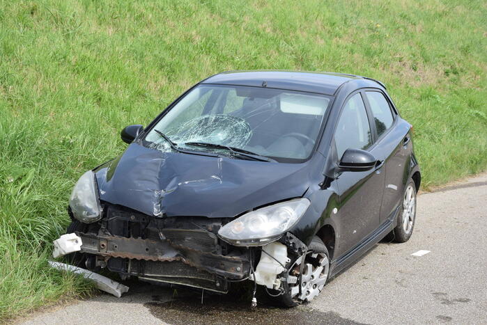 Automobilist raakt met hoge snelheid uit de bocht