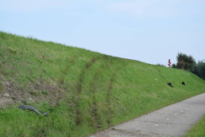 Automobilist raakt met hoge snelheid uit de bocht