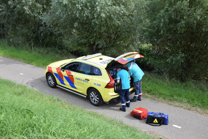 Automobilist raakt met hoge snelheid uit de bocht