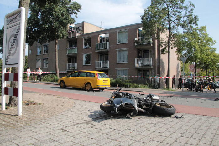 Motorrijder zwaargewond bij aanrijding met personenauto