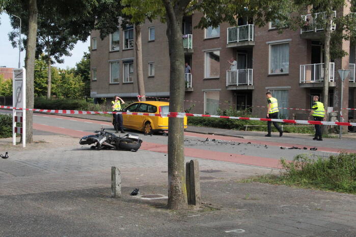 Motorrijder zwaargewond bij aanrijding met personenauto