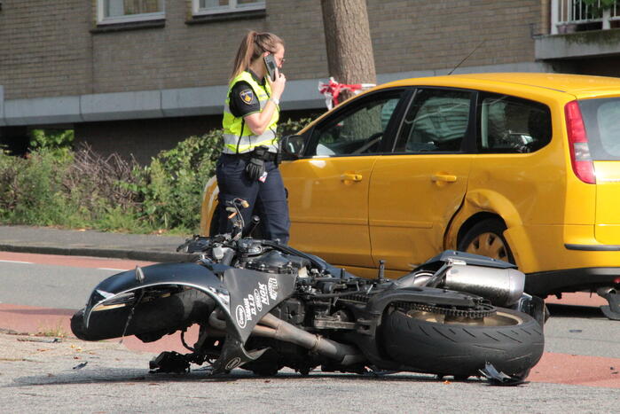 Motorrijder zwaargewond bij aanrijding met personenauto