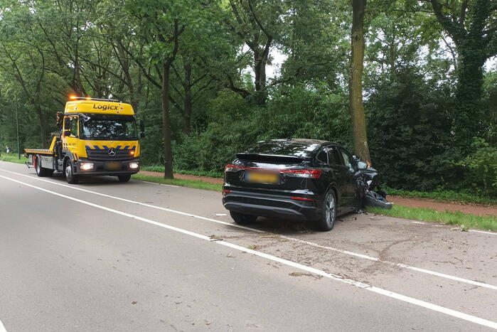 Automobilist knalt tegen boom aan