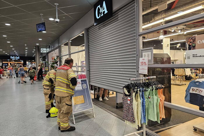 Brandlucht in kledingwinkel