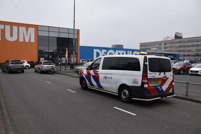 Fietser klapt op achterkant personenauto