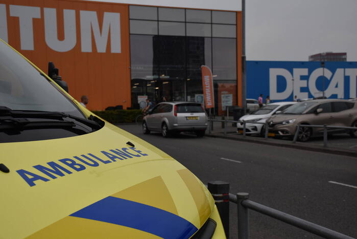 Fietser klapt op achterkant personenauto