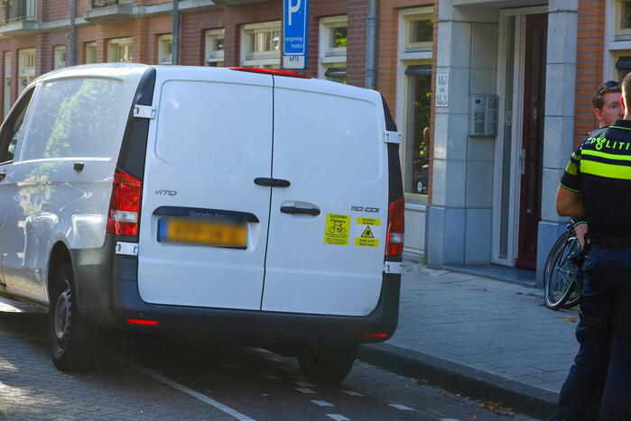 Pakketbezorger beroofd van voertuig