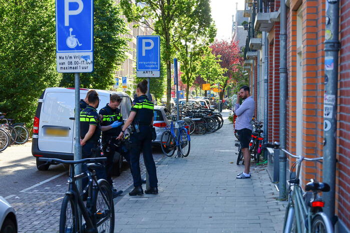 Pakketbezorger beroofd van voertuig