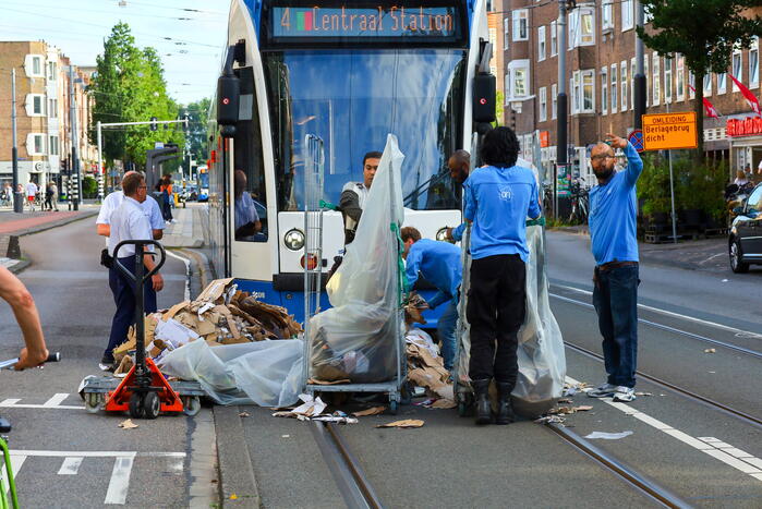 Oud papier container zorgt voor vertraging tram