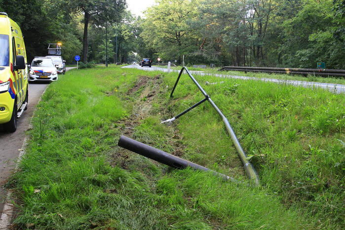 Gewonde en grote schade nadat auto van weg raakt